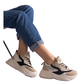 Zapatillas de mujer beige y negras.
