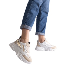 Zapatillas de mujer beige y doradas.