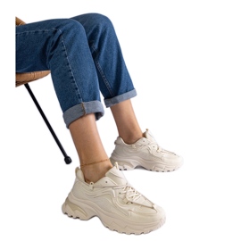Zapatillas deportivas de mujer beige.