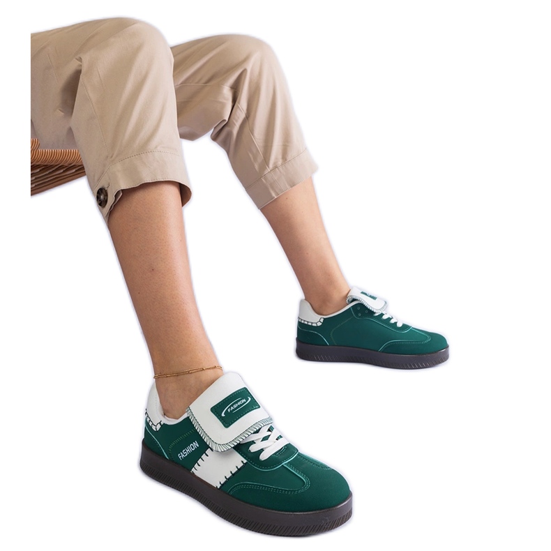 Zapatillas verdes en la plataforma con costuras Zapatillas verdes en la plataforma con costuras