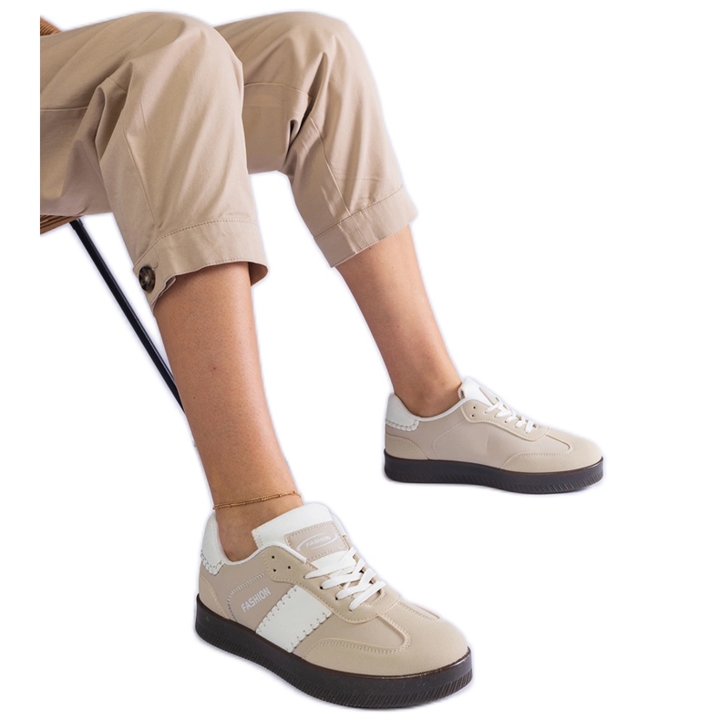 Zapatillas beige en la plataforma con costuras