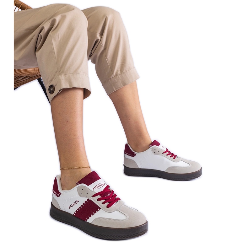 Zapatillas burdeas en la plataforma con costuras blanco