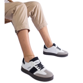 Zapatillas blancas con plataforma y costuras. blanco