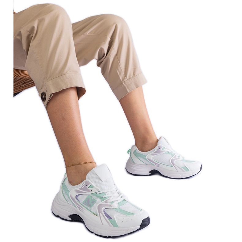 Zapatillas deportivas clásicas blancas y verdes. blanco