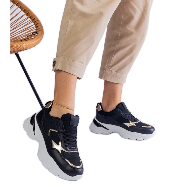 Zapatillas negras en una suela masiva. negro Zapatillas negras en una suela masiva. negro