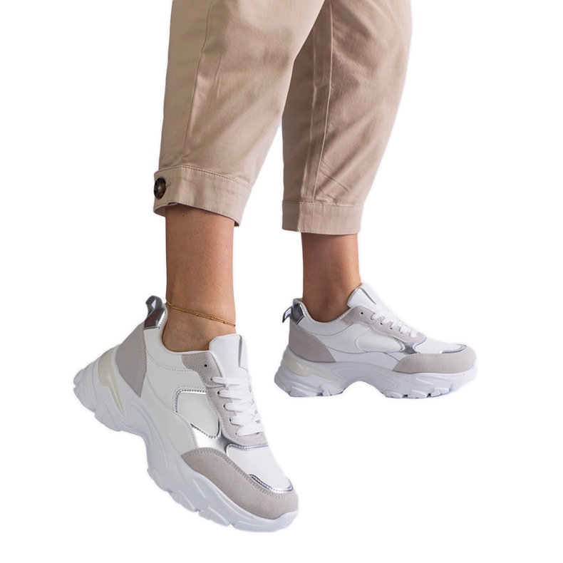 Zapatillas blancas en una suela masiva. blanco Zapatillas blancas en una suela masiva. blanco