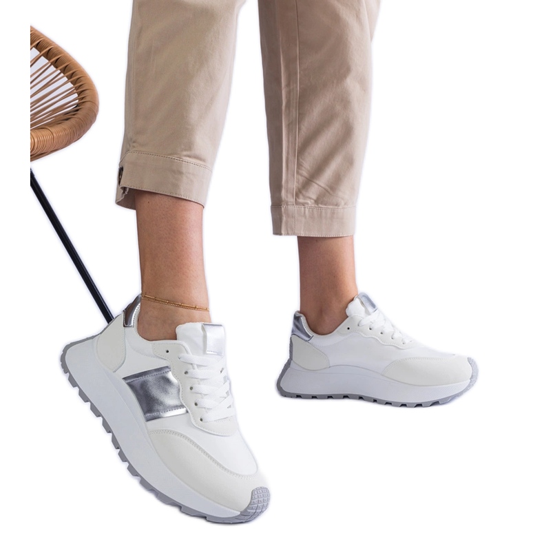 Zapatillas blancas en la plataforma. blanco