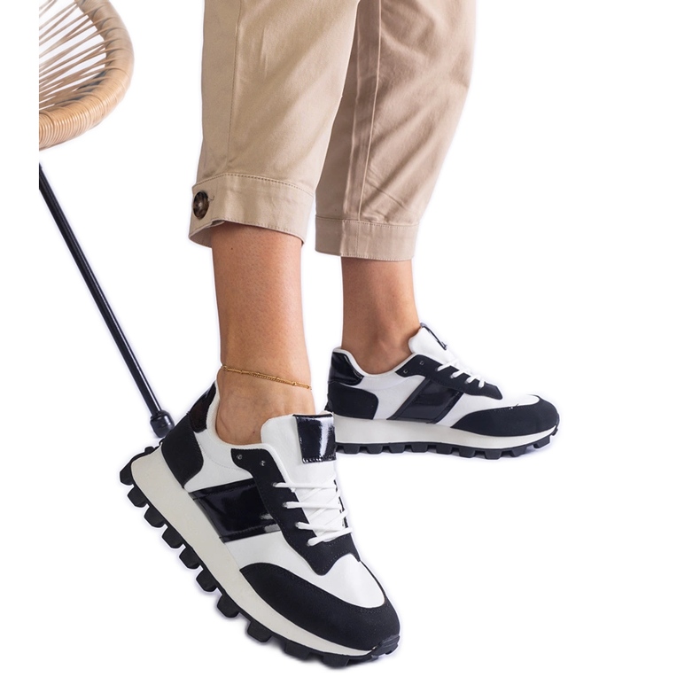 Zapatillas negras con protector visible. negro Zapatillas negras con protector visible. negro