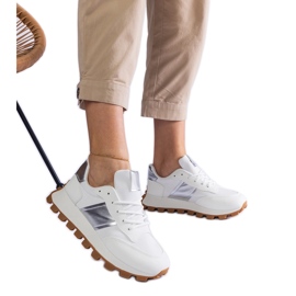 Zapatillas blancas con protector visible. blanco