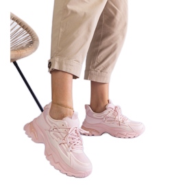 Zapatillas de deporte de deportes rosa en una suela masiva rosado