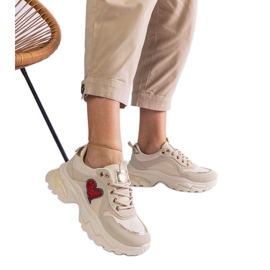 Zapatillas beige con plataforma y corazón