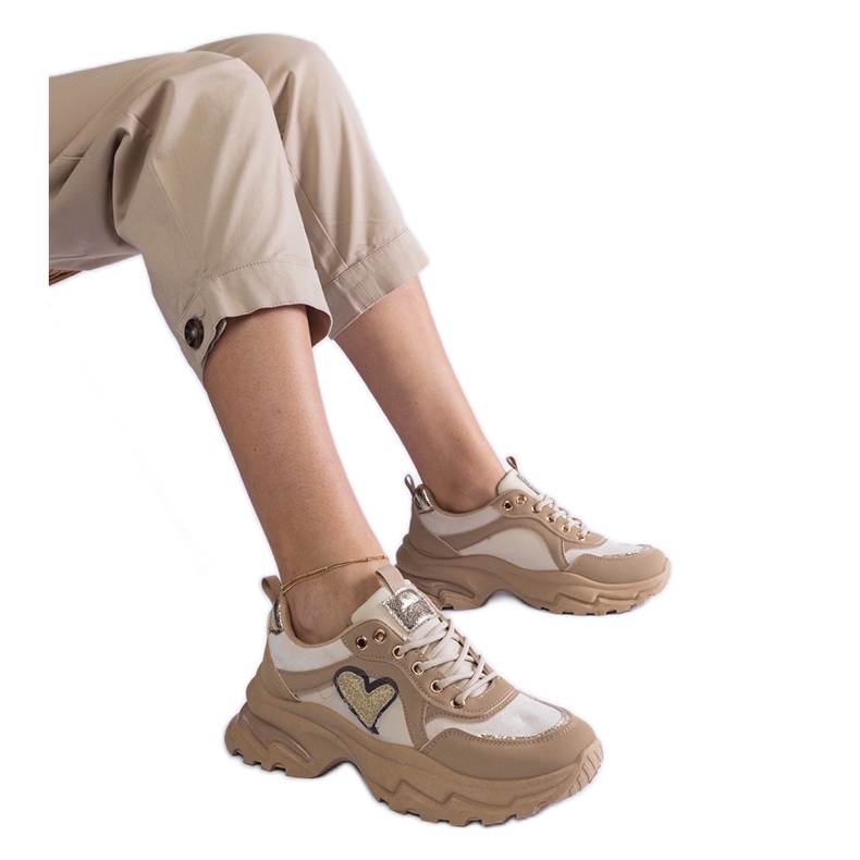 Zapatillas marrones en una plataforma de corazón marrón