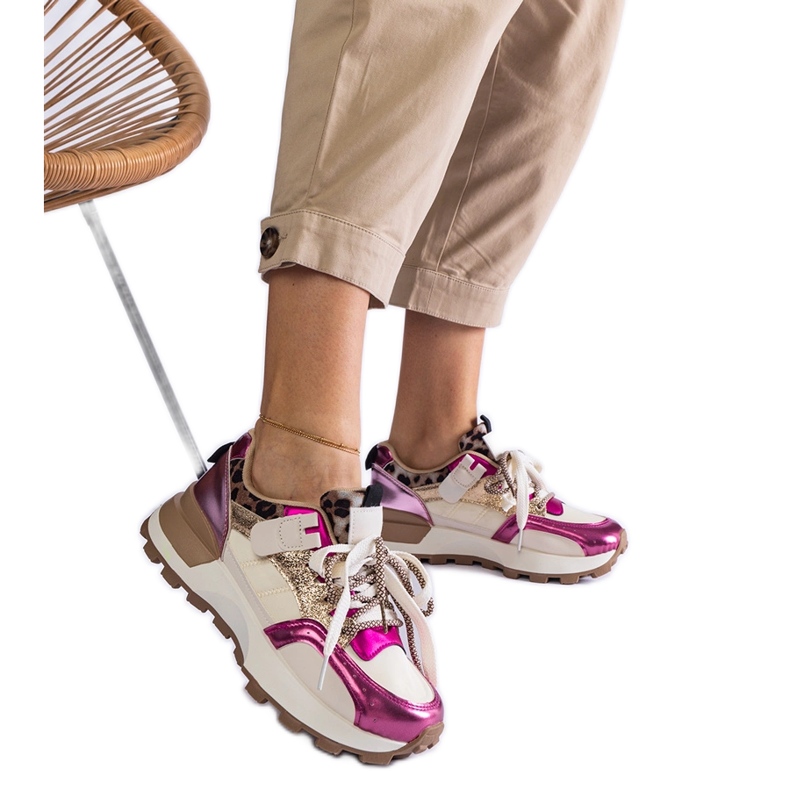 Zapatillas rosas decoradas con un motivo animal rosado Zapatillas rosas decoradas con un motivo animal rosado