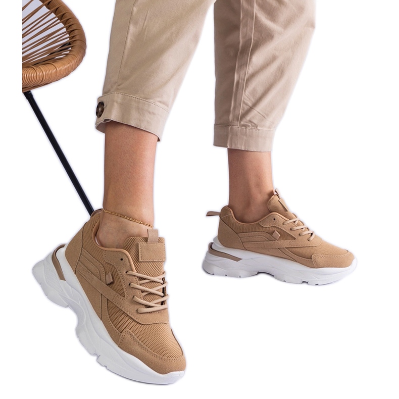 Zapatillas de merengue en una suela más gruesa beige