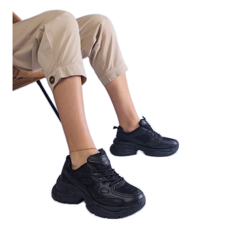 Zapatillas negras en una suela masiva. negro Zapatillas negras en una suela masiva. negro