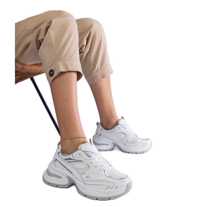 Zapatillas blancas en una suela masiva. blanco Zapatillas blancas en una suela masiva. blanco