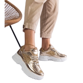 Zapatillas de mujer doradas con inserciones de purpurina. dorado