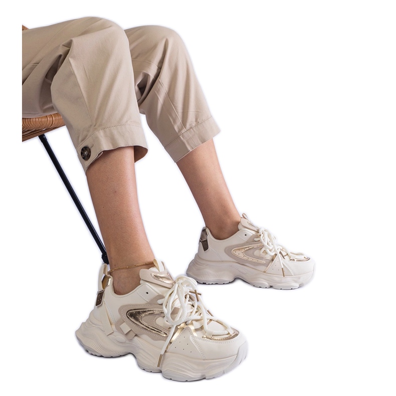 Zapatillas deportivas de mujer beige con suela maciza.