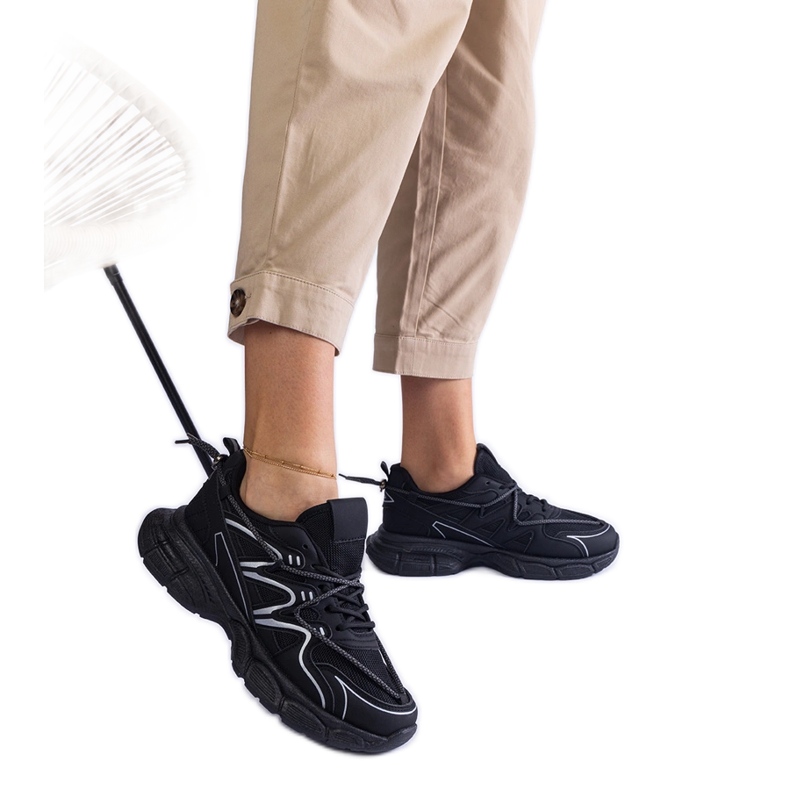 Zapatillas negras para mujeres en una suela masiva negro