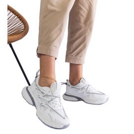 Zapatillas de deporte de mujeres blancas en una suela masiva blanco