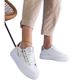 Zapatillas deportivas de mujer blancas. blanco