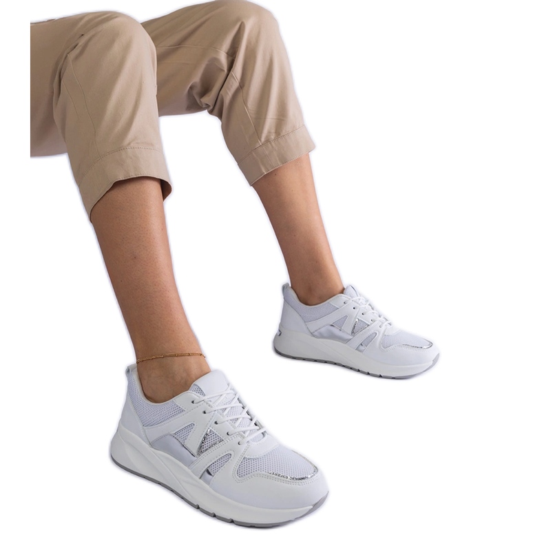 Zapatillas blancas con suela gruesa. blanco