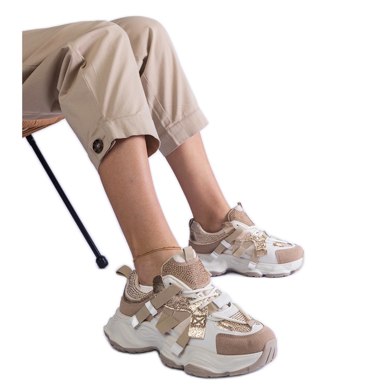 Zapatillas beige con inserciones doradas