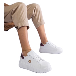 Zapatillas blancas y burdeos con suela gruesa. blanco