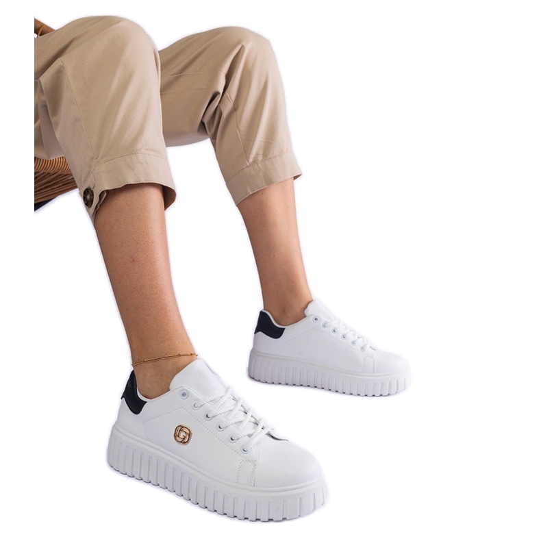 Zapatillas blancas y negras con suela gruesa. blanco