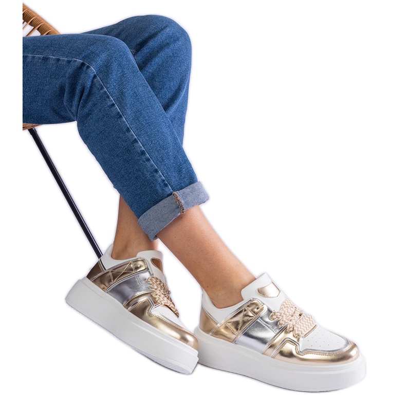 Zapatillas doradas con inserciones plateadas. dorado Zapatillas doradas con inserciones plateadas. dorado