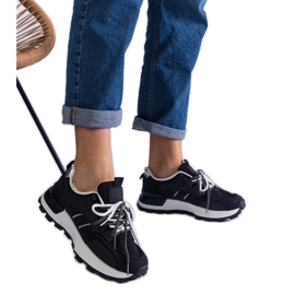 Zapatillas deportivas de mujer negras. negro