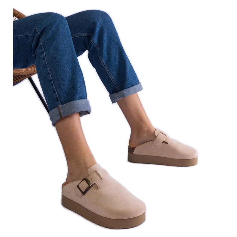 Chanclas beige para mujeres en la plataforma con una hebilla Chanclas beige para mujeres en la plataforma con una hebilla