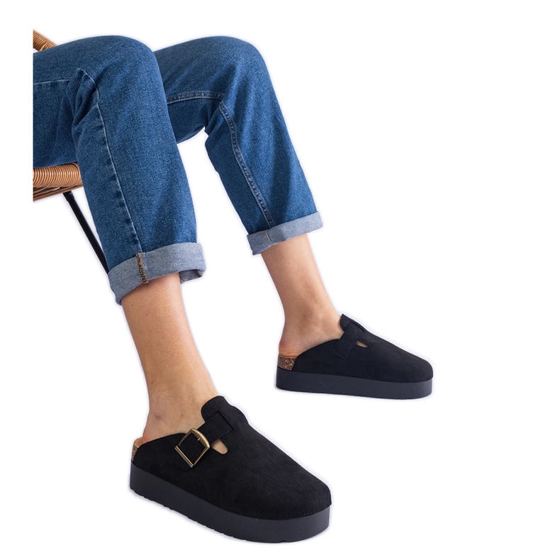 Zapatillas de mujer negra en la plataforma con una hebilla negro Zapatillas de mujer negra en la plataforma con una hebilla negro