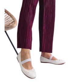 Bailarinas blancas con una banda elástica y un arco decorativo blanco