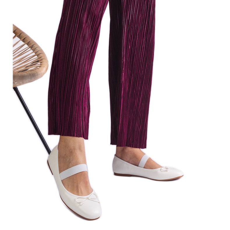 Bailarinas blancas con una banda elástica y un arco decorativo blanco