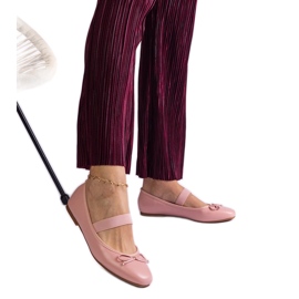 Bailarinas rosadas con una banda elástica y un arco decorativo