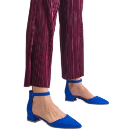 Sandalias azules en un poste bajo