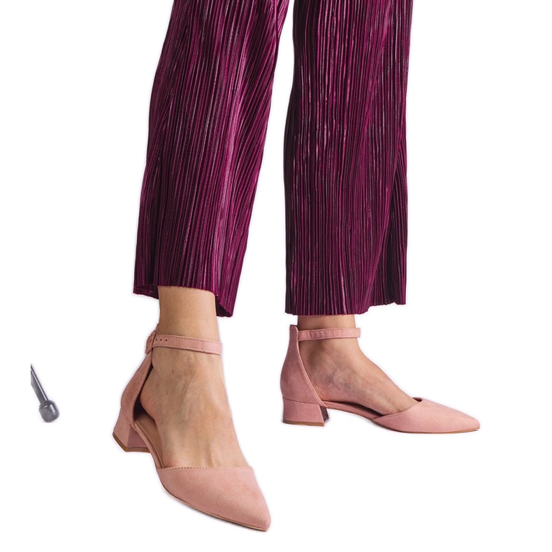 Sandalias de color rosa claro en un poste bajo rosado Sandalias de color rosa claro en un poste bajo rosado