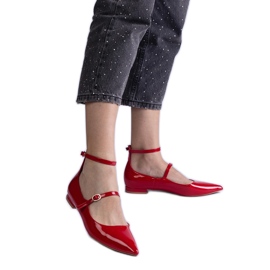 Bombas rojas con cañón con hebillas rojo