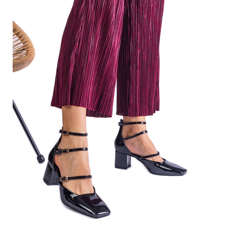 Bombas negras barnizadas en una publicación con hebillas negro Bombas negras barnizadas en una publicación con hebillas negro