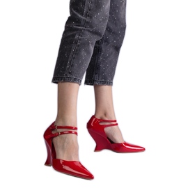 Bombas rojas barnizadas en cuña con hebillas rojo Bombas rojas barnizadas en cuña con hebillas rojo