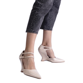 Bombas beige barnizadas en cuña con hebillas