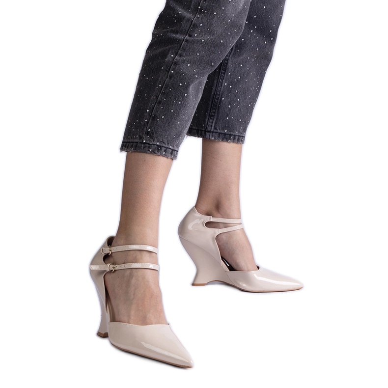 Bombas beige barnizadas en cuña con hebillas