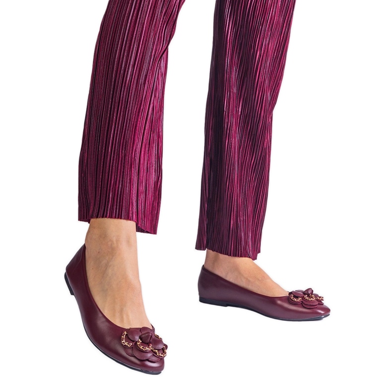 Bailarinas burdeos decoradas con una flor. rojo Bailarinas burdeos decoradas con una flor. rojo