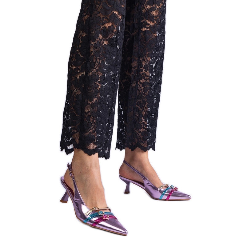 Tacones de pato morados con tacón abierto. violeta Tacones de pato morados con tacón abierto. violeta