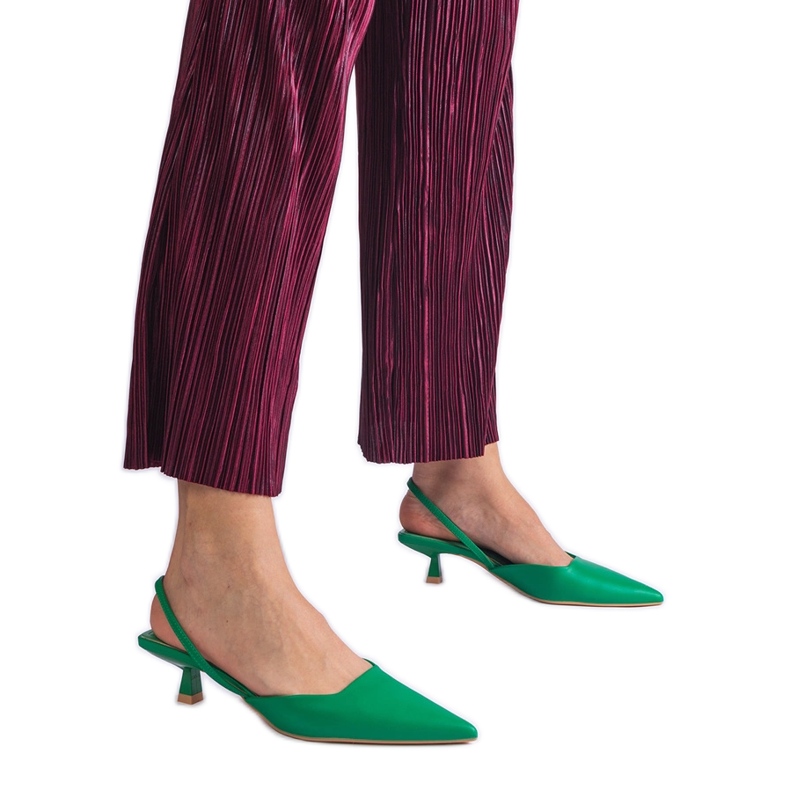 Tacones de pato verdes con tacón abierto.