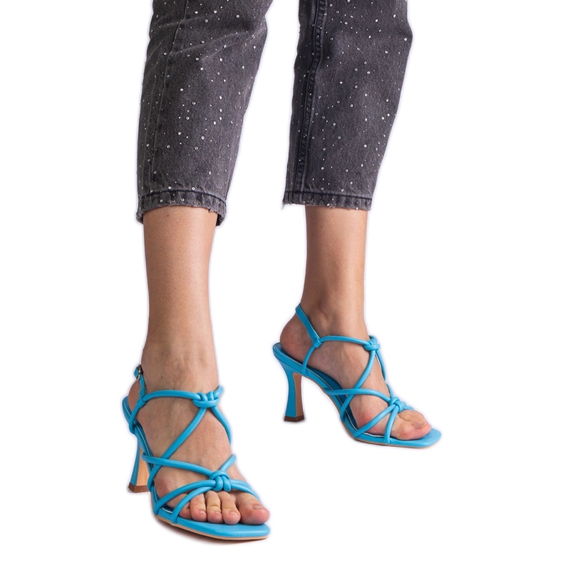 Tacones altos azules con nariz cuadrada