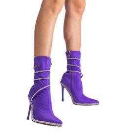 Botines de raso morado decorados con pedrería violeta Botines de raso morado decorados con pedrería violeta