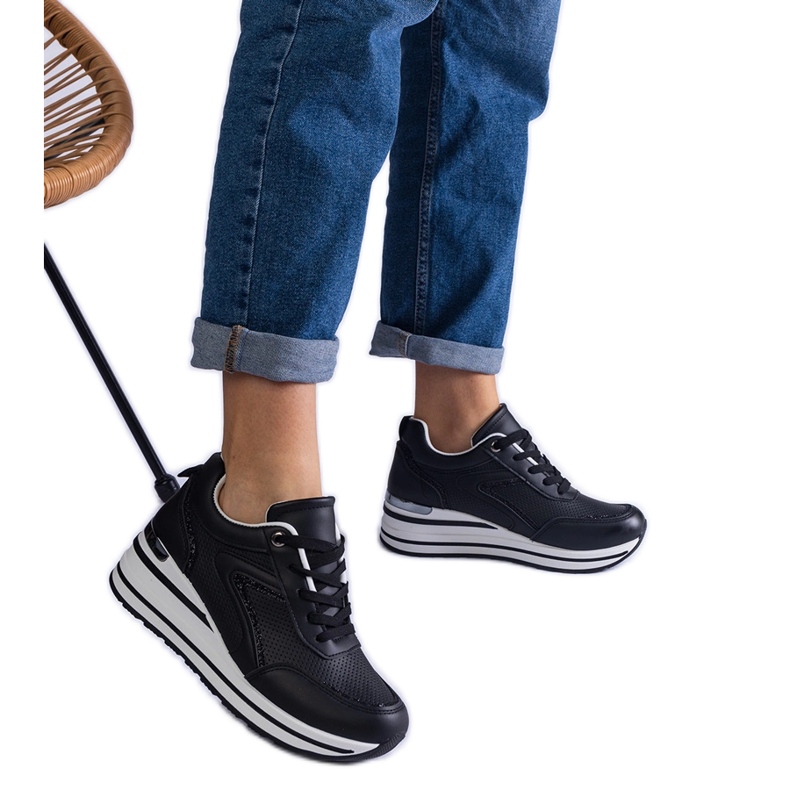 Zapatillas negras en una plataforma decorada con brillo y una inserción metálica negro