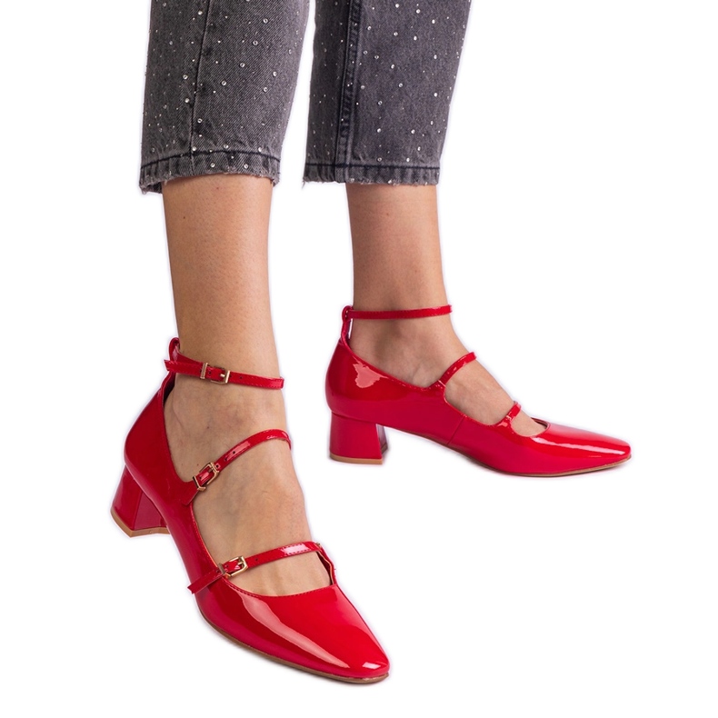 Bombas rojas barnizadas con un cinturón rojo